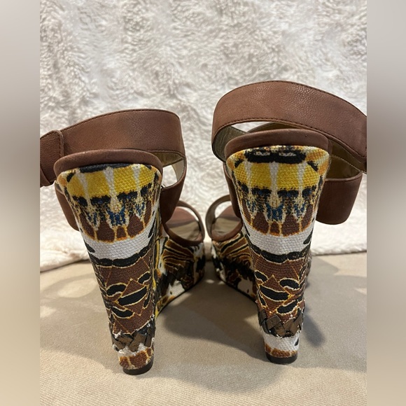 Stunning 9 West wedge sandals with gold detail! - Picture 9 of 14